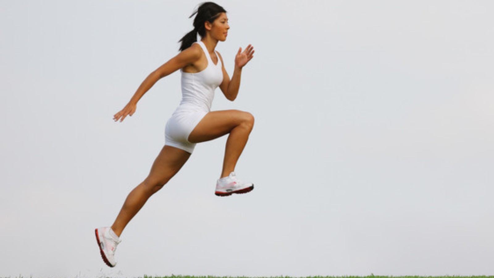 Femme en pleine course dynamique en plein air, symbole de vitalité