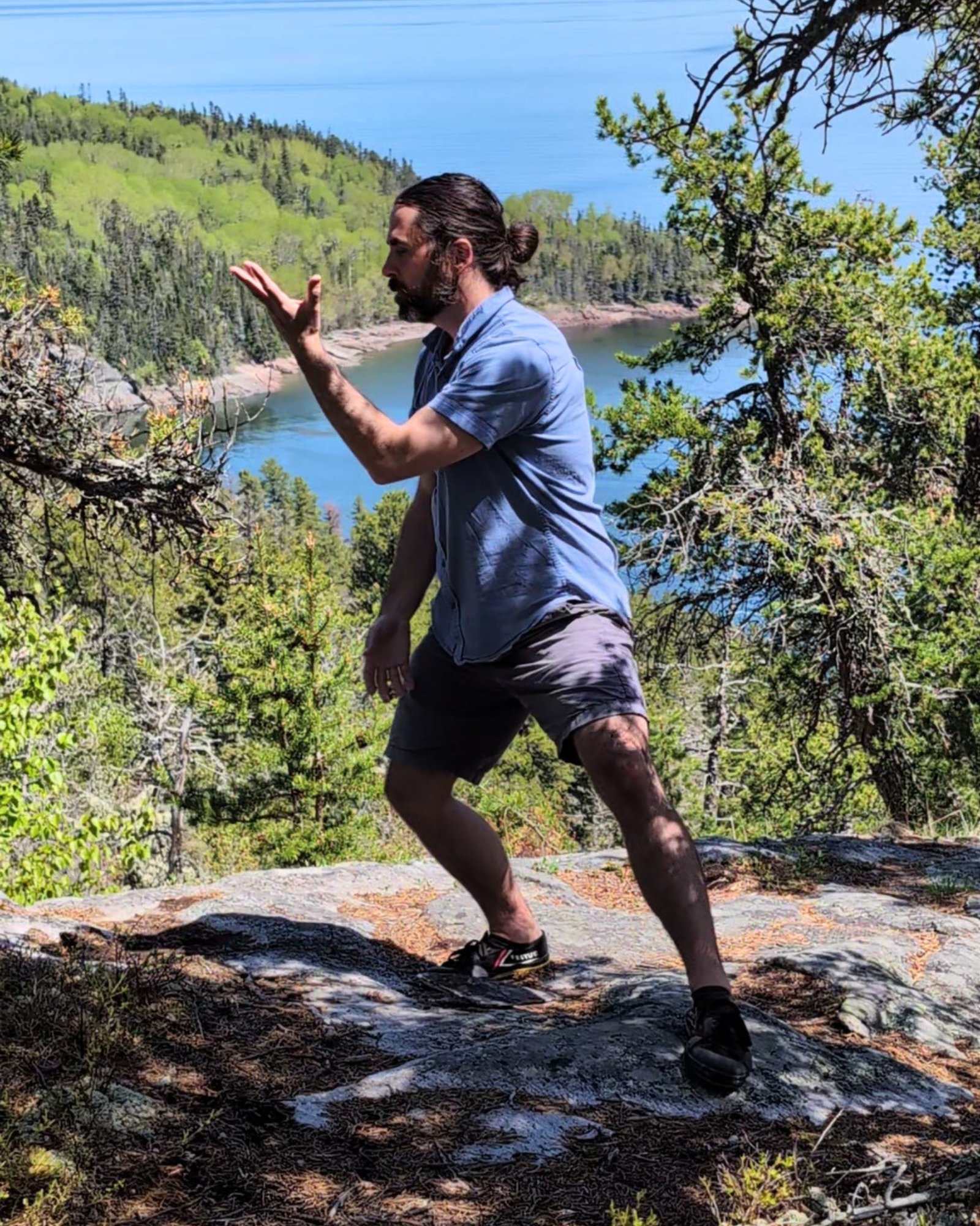 Dale Limoges en pratique de tai-chi au bord de l'eau